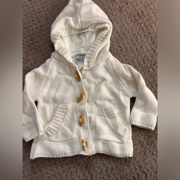 Brand new without tags white knit baby two piece set with wooden toggle buttons - Picture 3 of 6